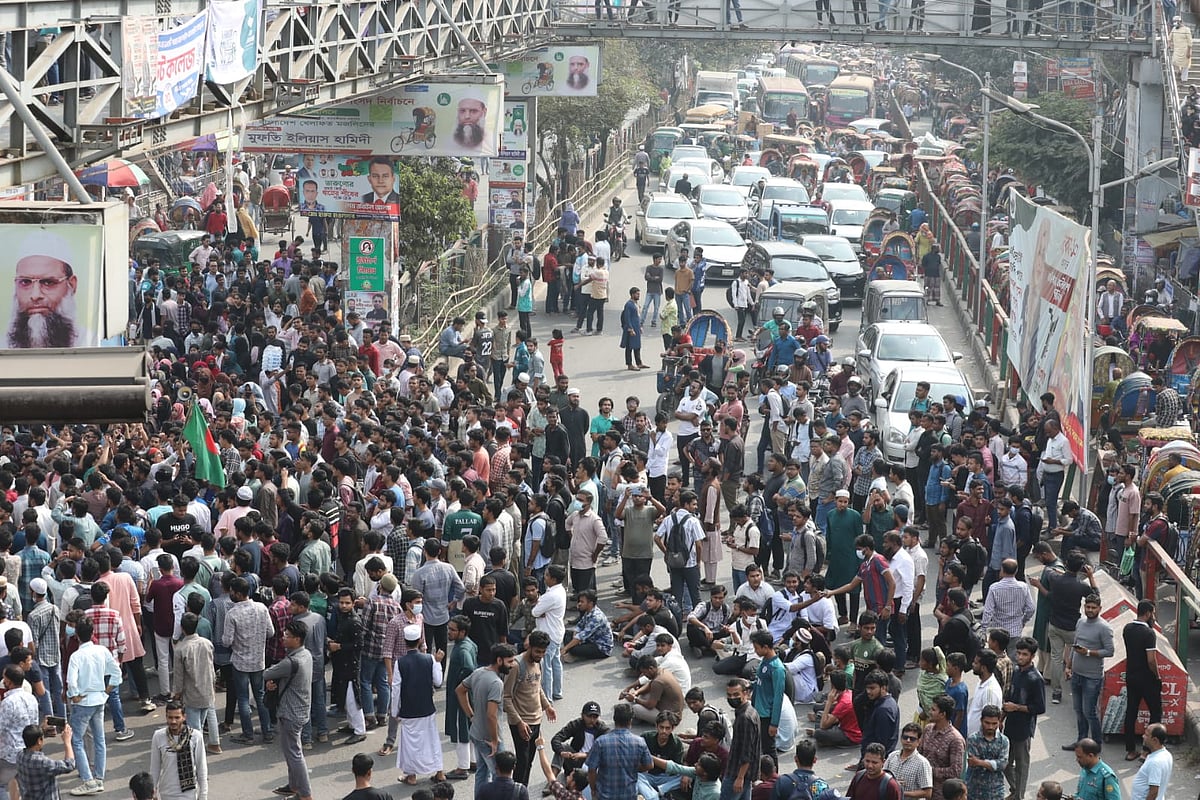 রাজধানীর সায়েন্স ল্যাবরেটরি মোড়ে শিক্ষার্থীদের বিক্ষোভ। আজ বুধবার দুপুরে