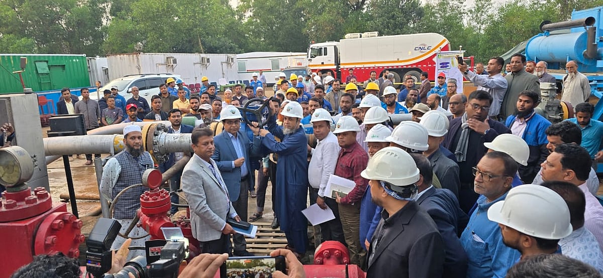 হবিগঞ্জ-৫নং কূপ থেকে জাতীয় গ্রিডে গ্যাস সরবরাহ বৃদ্ধির বিষয়ে সাংবাদিকদের অবহিত করেন সংশ্লিষ্ট কর্মকর্তারা