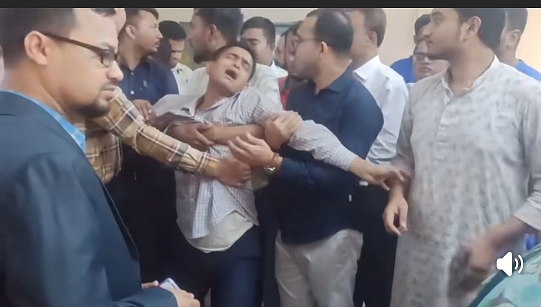 কুমিল্লার হোমনায় সড়ক দুর্ঘটনার সংবাদ পেয়ে নিহত ফাইজার স্বজনদের আহাজারি। আজ বুধবার হোমনা উপজেলা স্বাস্থ্য কমপ্লেক্সে