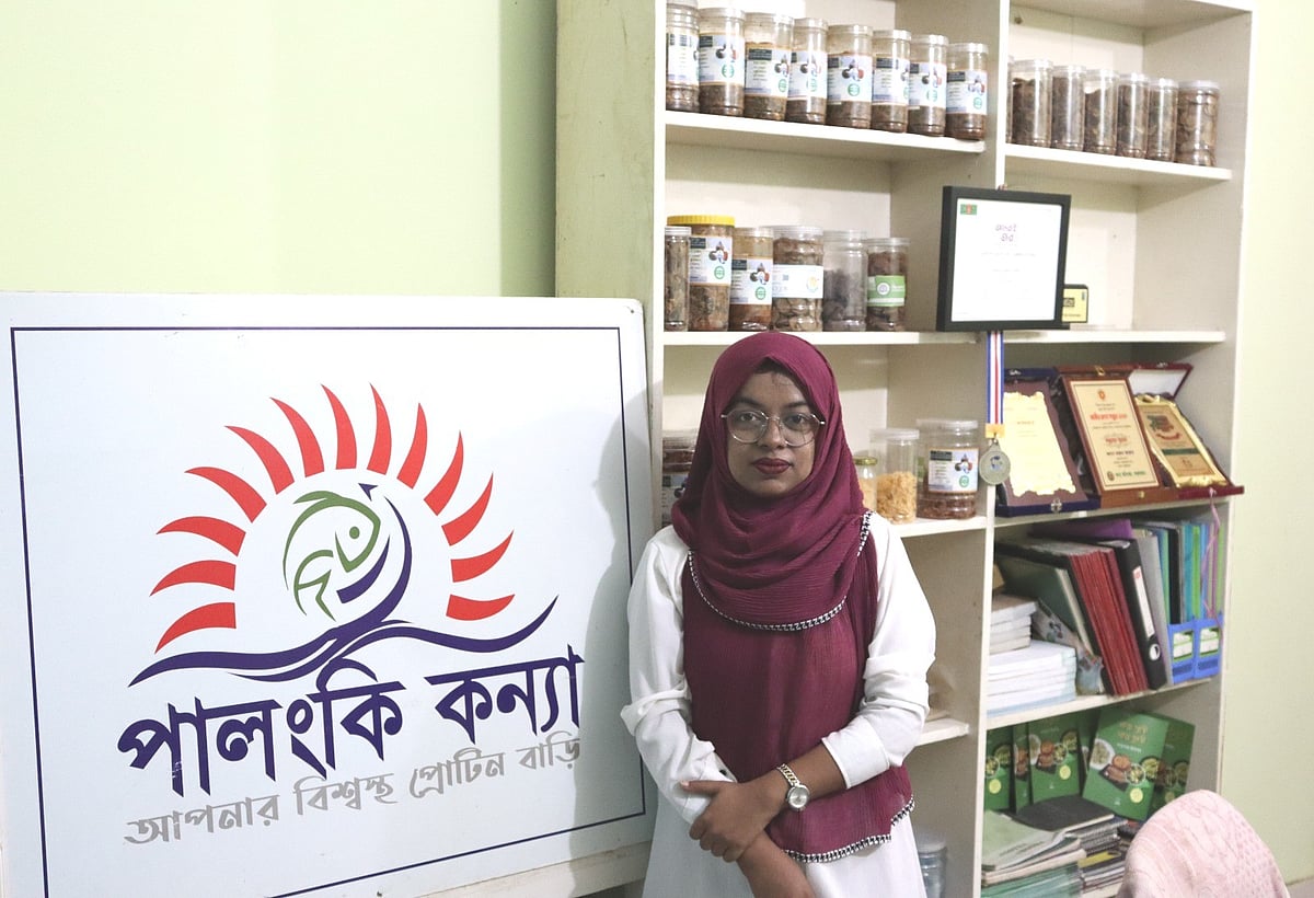 কক্সবাজারের নিজের প্রতিষ্ঠান পালংকি কন্যার কারখানায় উদ্যোক্তা নাজমা আক্তার।