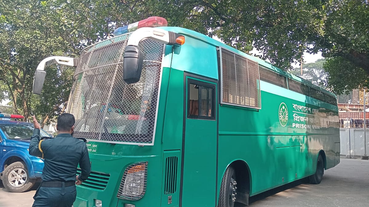 বাংলাদেশ জেলের সবুজ রঙের এই প্রিজন ভ্যানে করে সেনা কর্মকর্তাদের আন্তর্জাতিক অপরাধ ট্রাইব্যুনালে আনা হয়। আজ বুধবার সকালে