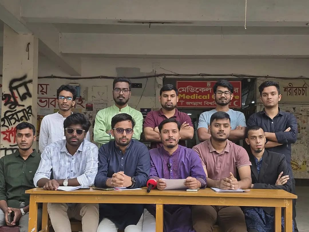 সংবাদ সম্মেলনে জাতীয় ছাত্রশক্তি–সমর্থিত প্যানেল ‘ঐক্যবদ্ধ জবিয়ান’–এর প্রার্থীরা। জগন্নাথ বিশ্ববিদ্যালয়ের ভাষাশহীদ রফিক ভবনের সামনে; ৩ ডিসেম্বর ২০২৫