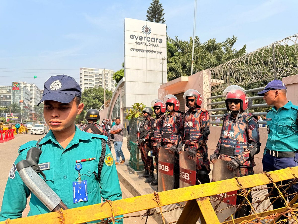 রাজধানীর এভারকেয়ার হাসপাতালের সামনে বর্ডার গার্ড বাংলাদেশ (বিজিবি) ও পুলিশের সদস্যরা। আজ বুধবার তোলা
