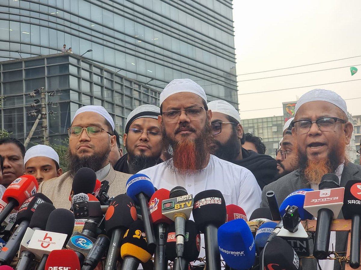 হাসপাতাল থেকে বেরিয়ে সাংবাদিকদের সঙ্গে কথা বলেন সলামী আন্দোলন সৈয়দ মুহাম্মদ ফয়জুল  করীম (মাঝে)। ৩ ডিসেম্বর