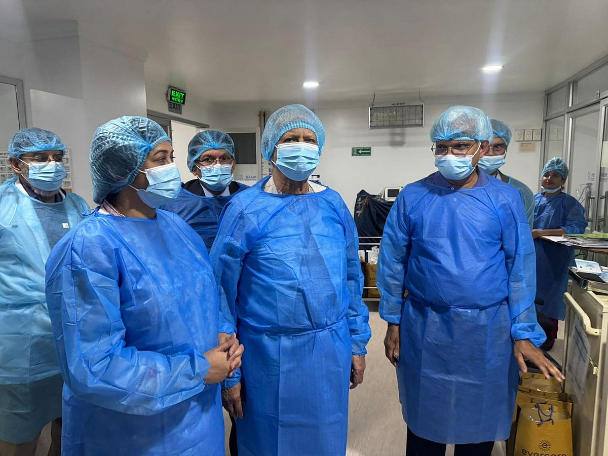 গুরুতর অসুস্থ বিএনপির চেয়ারপারসন খালেদা জিয়াকে দেখতে হাসপাতালে প্রধান উপদেষ্টা অধ্যাপক মুহাম্মদ ইউনূস। আজ বুধবার সন্ধ্যায় রাজধানীর এভারকেয়ার হাসপাতালে