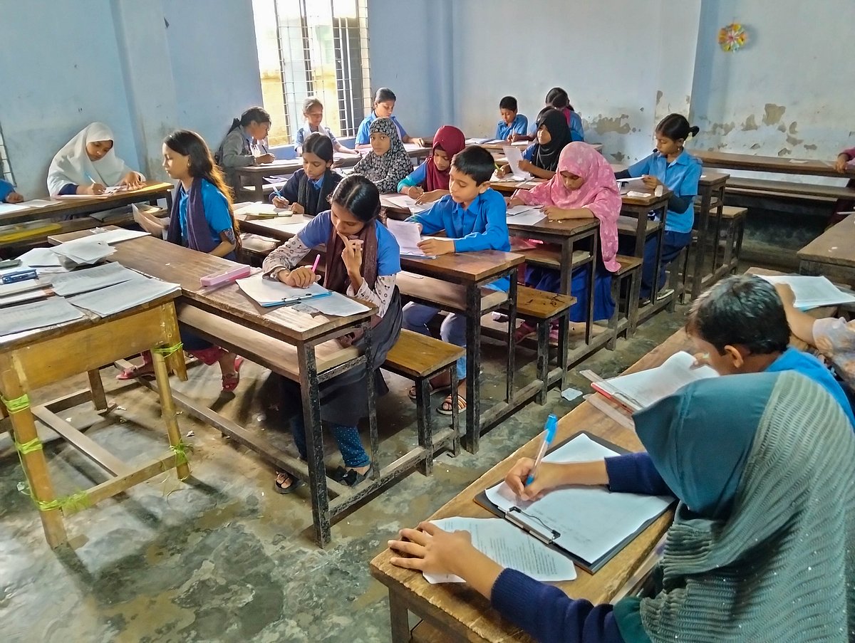 খুলনা সিটি করপোরেশন এলাকার বাস্তুহারা সরকারি প্রাথমিক বিদ্যালয়ের শিক্ষার্থীরা পরীক্ষায় বসেছে। ৩ ডিসেম্বর, ২০২৫