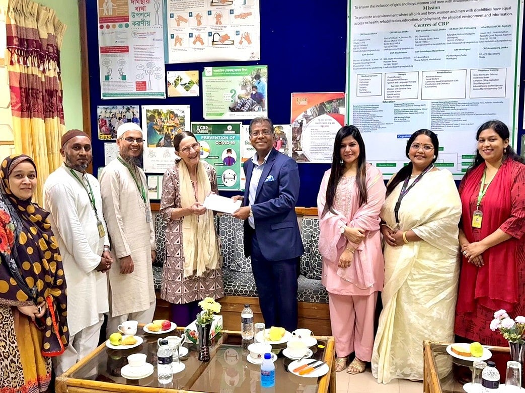 অ্যালায়েন্স ফাইন্যান্সের সিইও কান্তি কুমার সাহা সিআরপির প্রতিষ্ঠাতা ভ্যালেরি অ্যান টেইলরের হাতে আনুষ্ঠানিকভাবে চেক হস্তান্তর করেন।