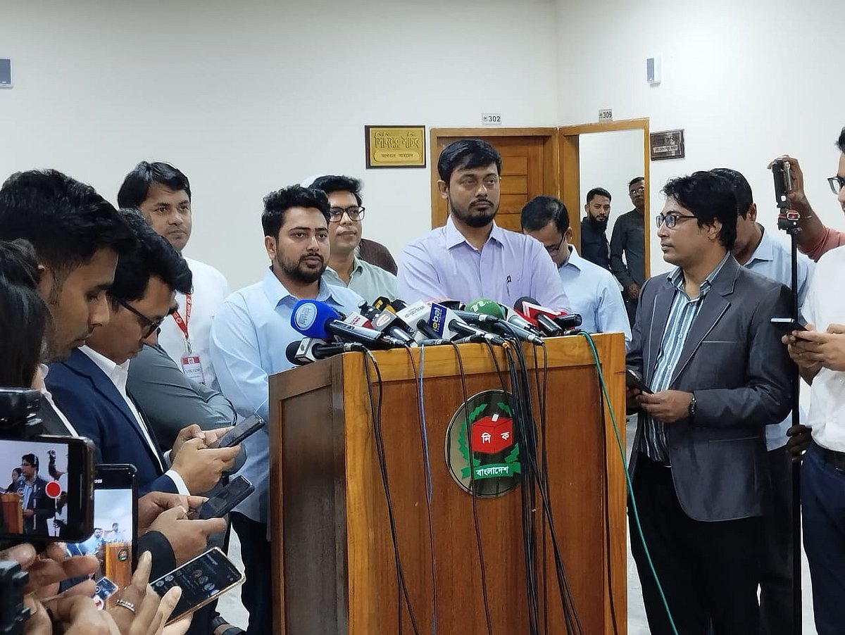 প্রধান নির্বাচন কমিশনারের সঙ্গে বৈঠক শেষে বের হয়ে দলের আহ্বায়ক নাহিদ ইসলাম ও মুখ্য সমন্বয়ক নাসীরুদ্দীন পাটওয়ারী সাংবাদিকদের সঙ্গে কথা বলেন। ৩ ডিসেম্বর