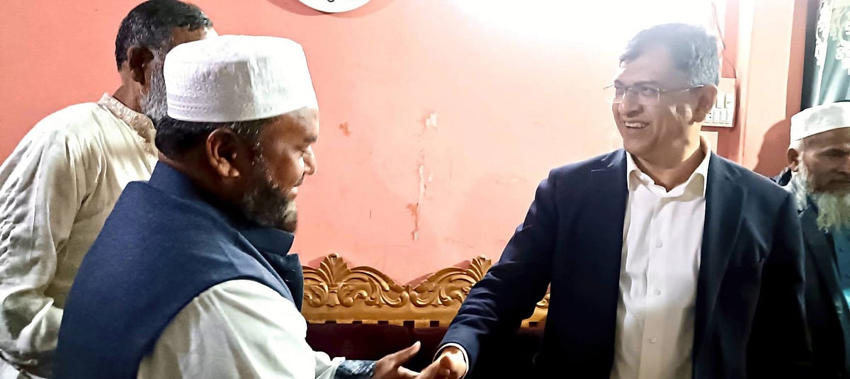 কক্সবাজার-১ আসনের জামায়াতের প্রার্থী আব্দুল্লাহ আল ফারুকের বাড়িতে বিএনপির প্রার্থী সালাহউদ্দিন আহমদ। গতকাল রাতে চকরিয়া উপজেলার হারবাং ইউনিয়নের কালা সিকদার পাড়ায়