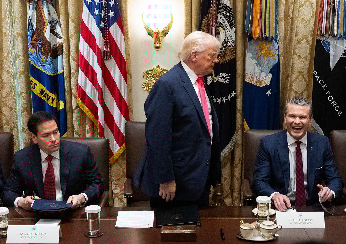 ওয়াশিংটনে মন্ত্রিসভার বৈঠক শেষে বের হচ্ছেন মার্কিন প্রেসিডেন্ট ডোনাল্ড ট্রাম্প। ২ ডিসেম্বর ২০২৫, হোয়াইট হাউস