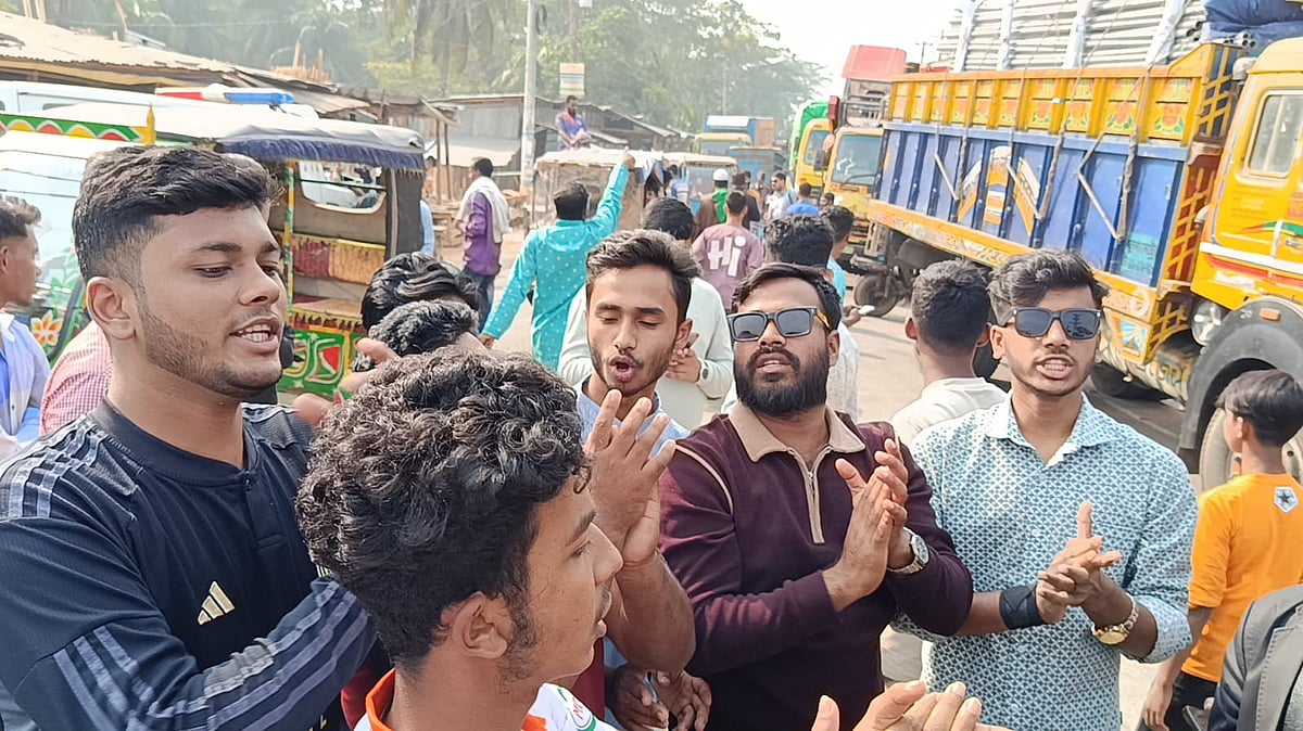 ভোলা-বরিশাল সেতুসহ ৬ দাবিতে স্থানীয় বাসিন্দাদের বিক্ষোভ। আজ দুপুরে ভোলা সদর উপজেলার ভোলা-বরিশাল-চট্টগ্রাম মহাসড়কের পরানগঞ্জ বাজারসংলগ্ন বিশ্বরোড চত্বরে