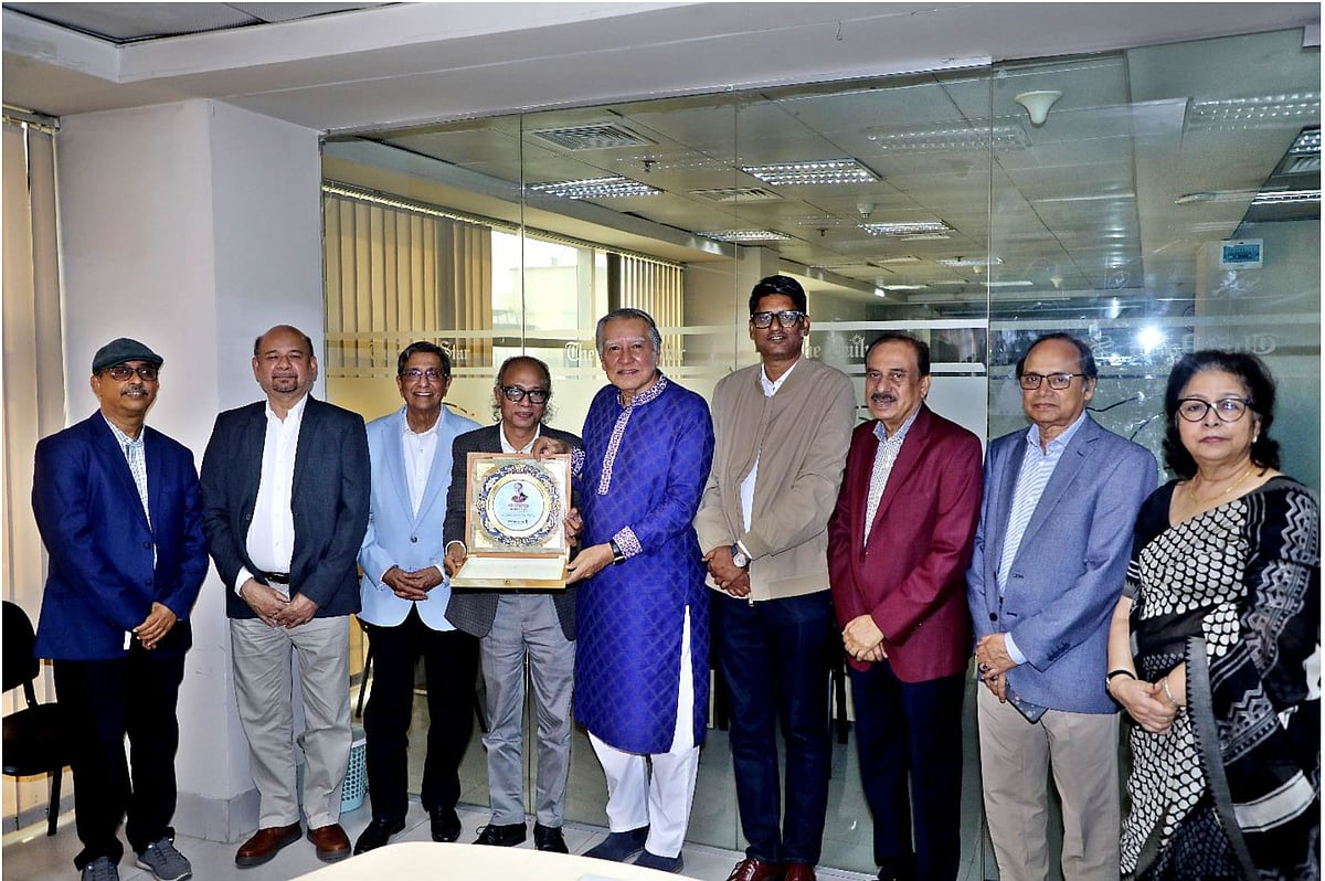 সম্পাদক পরিষদের নবনির্বাচিত কার্যনির্বাহী কমিটির প্রথম সভায় বিদায়ী সভাপতি দ্য ডেইলি স্টার সম্পাদক মাহফুজ আনামকে ক্রেস্ট দিয়ে সম্মানিত করা হয়