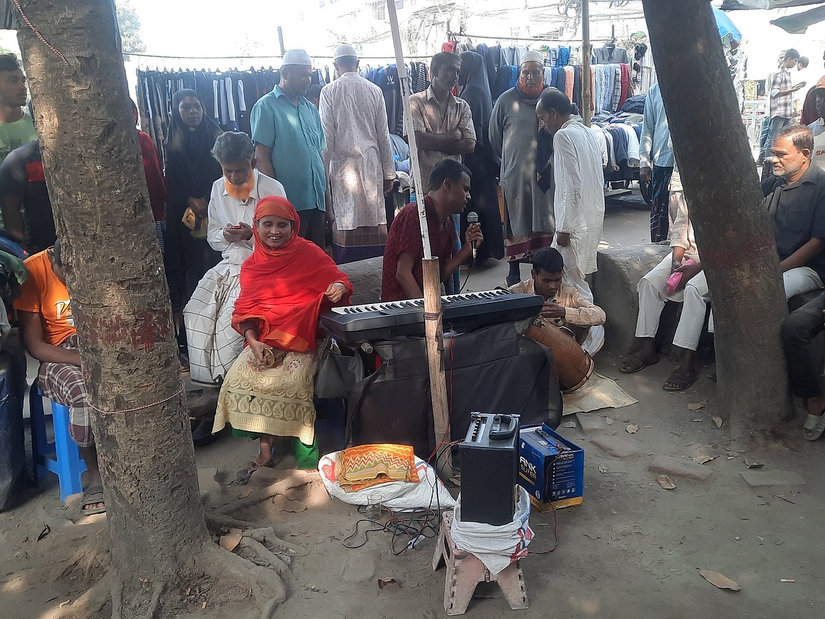 ছয় দিন পর ব্রাহ্মণবাড়িয়া জেলা শহরের জাতীয় বীর আবদুল কুদ্দুস মাখন মুক্তমঞ্চ চত্বরে গান গাওয়া শুরু করেন দৃষ্টিপ্রতিবন্ধী হেলাল মিয়ার পরিবারের সদস্যরা। মঙ্গলবার সকালে তোলা