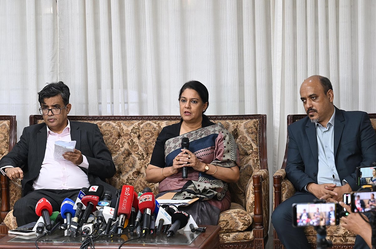 অন্তর্বর্তী সরকারের উপদেষ্টা পরিষদের বৈঠকের সিদ্ধান্ত জানাতে রাজধানীর ফরেন সার্ভিস একাডেমিতে আয়োজিত সংবাদ সম্মেলন। ৪ ডিসেম্বর