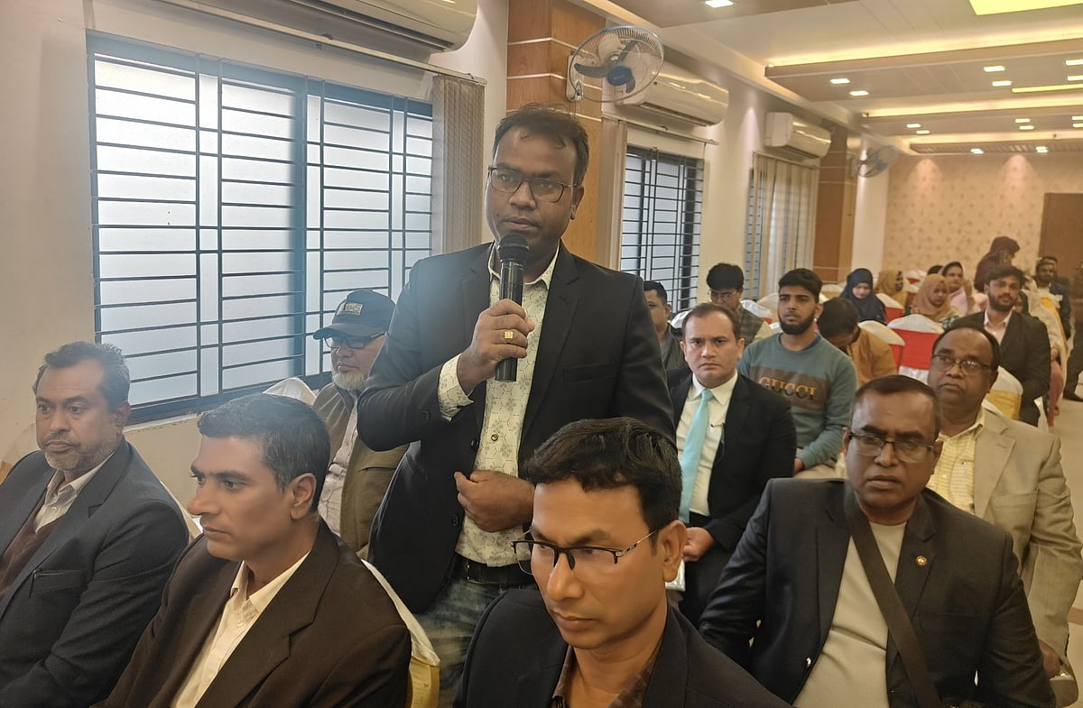 সিরাজগঞ্জে সুধী সমাবেশে কথা বলছেন একজন অতিথি। বৃহস্পতিবার বিকেলে সিরাজগঞ্জ পৌর কনভেনশন হলে