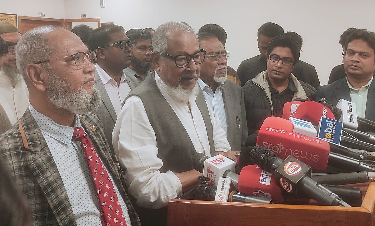 সিইসির সঙ্গে বৈঠক শেষে সাংবাদিকদের ব্রিফ করেন বিএনপি নেতা নজরুল ইসলাম খান। ৪ ডিসেম্বর