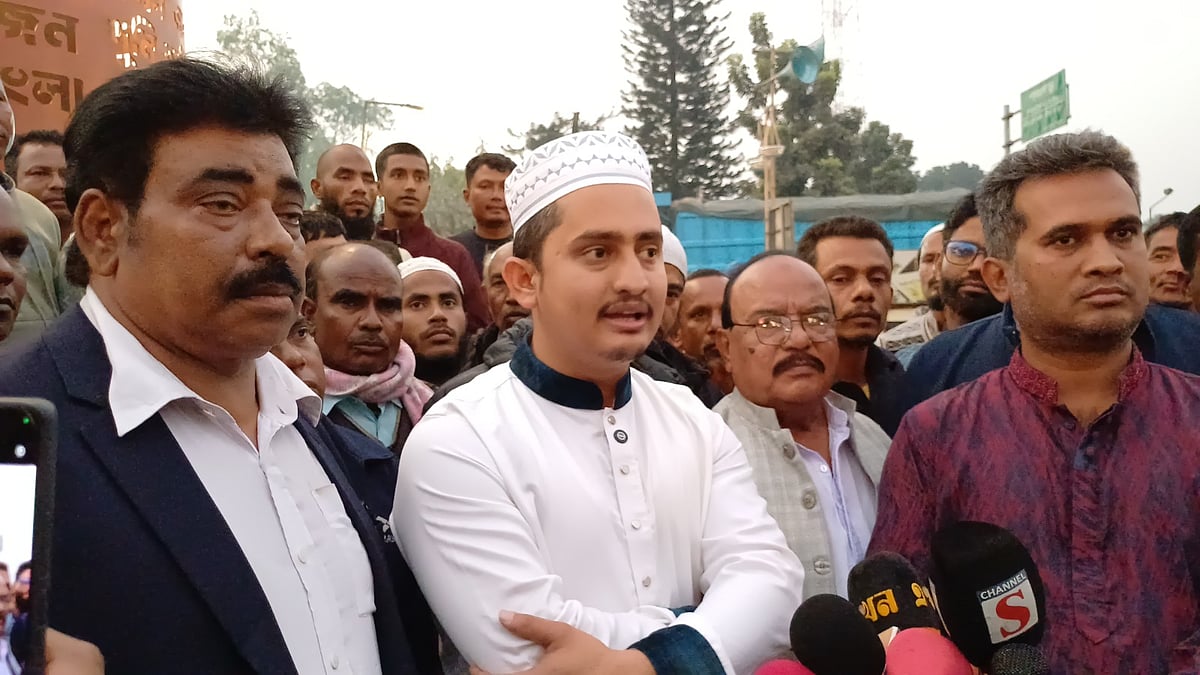 পঞ্চগড়ে সাংবাদিকদের সঙ্গে কথা বলছেন এনসিপি নেতা সারজিস আলম। আজ বৃহস্পতিবার সন্ধ্যায় পঞ্চগড় জেলা শহরের শেরেবাংলা পার্ক এলাকার জুলাই স্মৃতিস্তম্ভের সামনে