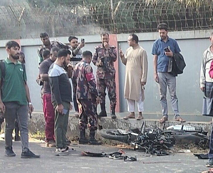 দুর্ঘটনার পর সড়কে পড়ে রয়েছে দুমড়েমুচড়ে যাওয়া মোটরসাইকেল। আজ বেলা তিনটার দিকে সাতকানিয়ার কেওচিয়া ইউনিয়নের বায়তুল ইজ্জত বর্ডার গার্ড ট্রেনিং সেন্টার এলাকায়