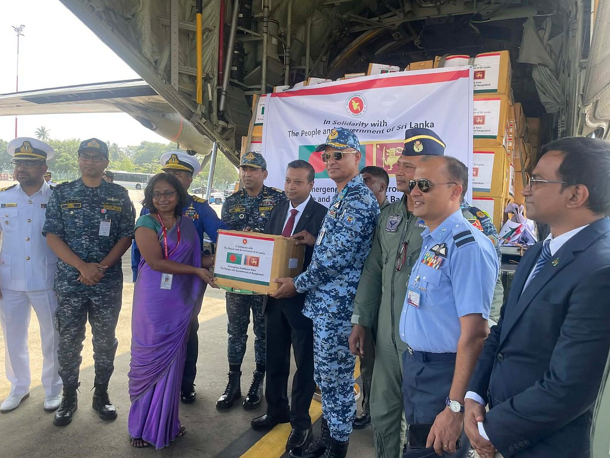 শ্রীলঙ্কায় নিযুক্ত বাংলাদেশের হাইকমিশনার আন্দালিব ইলিয়াস দেশটির কর্তৃপক্ষের কাছে আনুষ্ঠানিকভাবে সহায়তাসামগ্রী হস্তান্তর করেন
