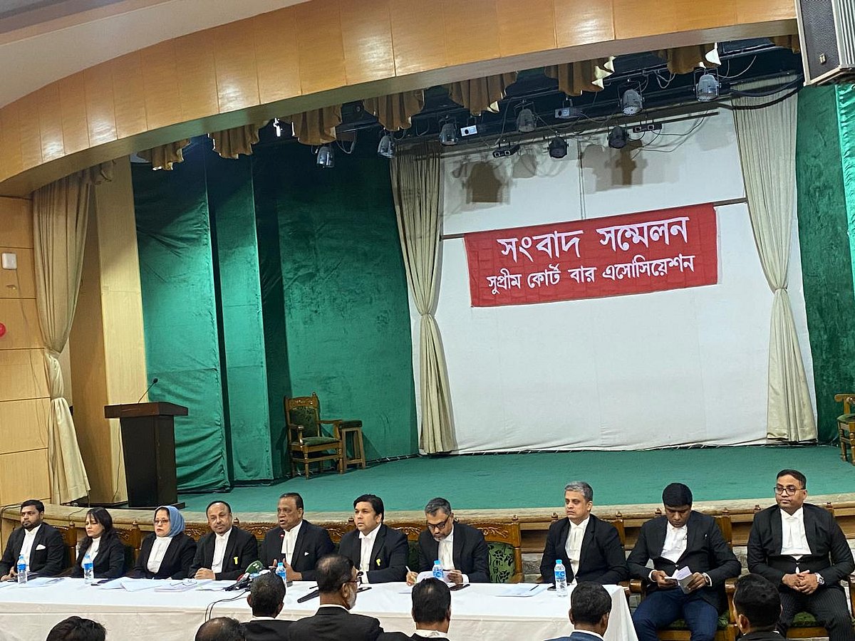 ‘সুপ্রিম কোর্ট সচিবালয় অধ্যাদেশ, ২০২৫’ নিয়ে সংবাদ সম্মেলনে বক্তব্য দেন সুপ্রিম কোর্ট আইনজীবী সমিতির সভাপতি এ এম মাহবুব উদ্দিন খোকন। শহীদ শফিউর রহমান মিলনায়তন, সুপ্রিম কোর্ট আইনজীবী সমিতি; ৪ ডিসেম্বর ২০২৫