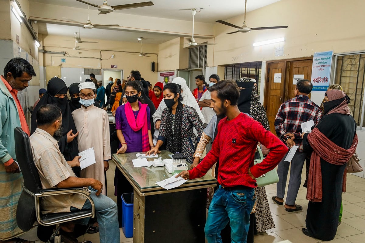 মেডিকেল টেকনোলজিস্ট ও ফার্মাসিস্টদের দশম গ্রেডে উন্নীতকরণের দাবিতে চট্টগ্রাম মেডিকেল কলেজ হাসপাতালে চার ঘণ্টা কর্মবিরতি চলছে। এ সময় সেবা নিতে ভোগান্তিতে পড়েন রোগীরা। আজ বৃহস্পতিবার সকালে