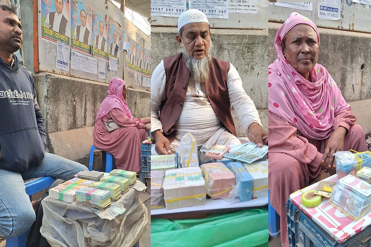 মতিঝিলের বাংলাদেশ ব্যাংকের সামনে ফুটপাতে নতুন পুরোনো নোটের ব্যবসায়ীদের একাংশ। আজ দুপুরে তোলা ছবি