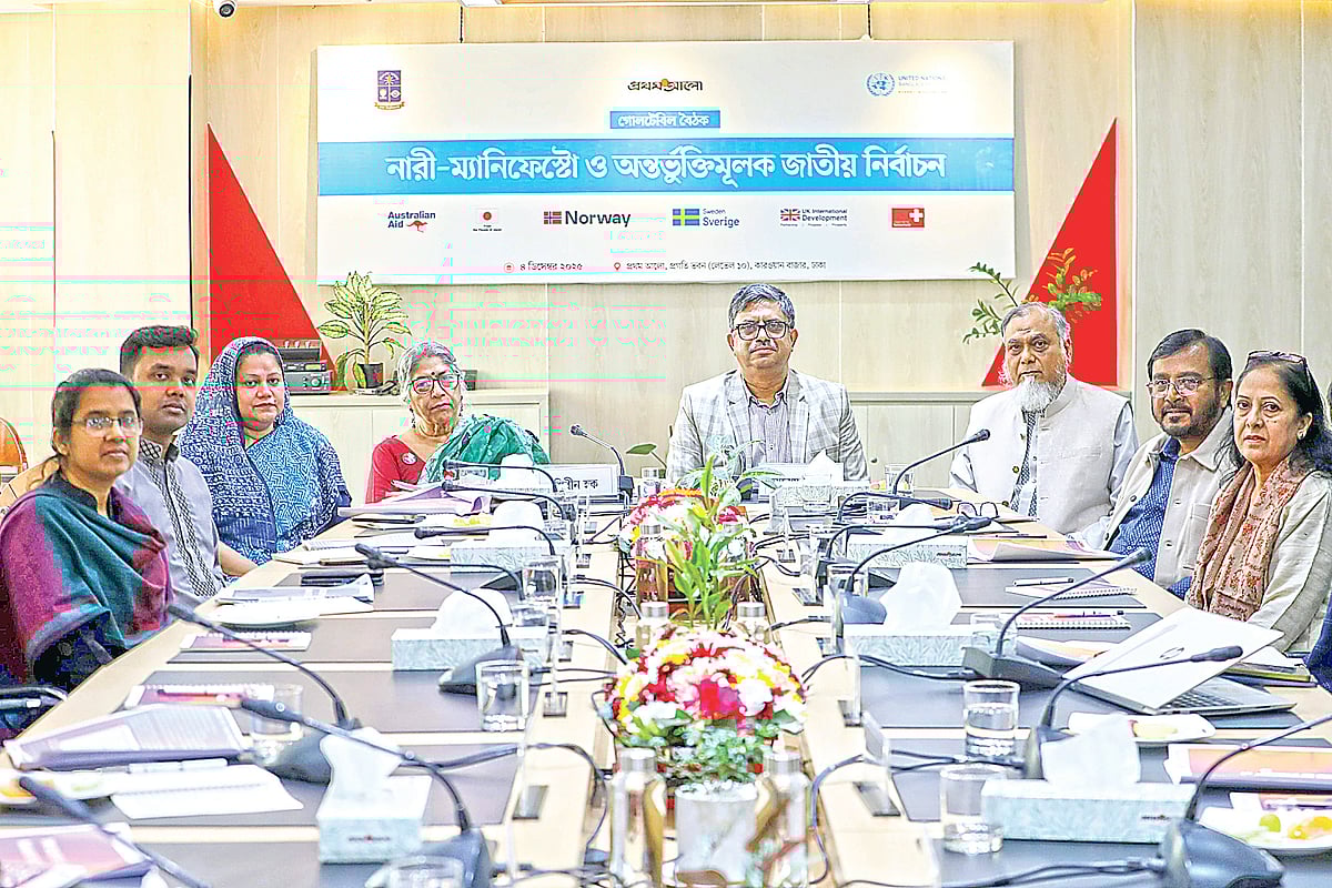 গোলটেবিল বৈঠকে (বাঁ থেকে) তাসলিমা আখতার, মুশফিক উস সালেহীন, মাহমুদা হাবীবা, শিরীন পারভীন হক, আনোয়ারুল হক, সাইফুল আলম খান, মজিবুর রহমান মঞ্জু ও তাহমিনা ইয়াসমিন। গতকাল ঢাকায় প্রথম আলো কার্যালয়ে