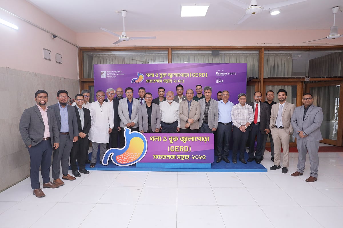 ‘গলা ও বুক জ্বালাপোড়া সচেতনতা সপ্তাহ ২০২৫’ উপলক্ষে জাতীয় গ্যাস্ট্রোলিভার ইনস্টিটিউট ও হাসপাতালের কনফারেন্স হলে আয়োজিত গোলটেবিল বৈঠকের আয়োজন–সংশ্লিষ্ট ব্যক্তিদের সঙ্গে আলোচকেরা। ১ ডিসেম্বর, ঢাকা