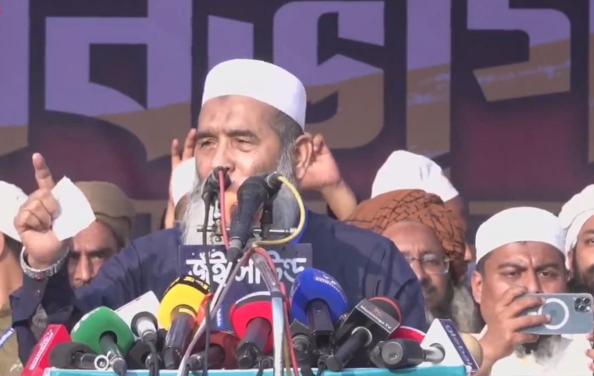 ময়মনসিংহে ৮ দলের সমাবেশে প্রধান অতিথির বক্তব্য দেন জামায়াতের নায়েবে আমির অধ্যাপক মো. মুজিবুর রহমান। বৃহস্পতিবার দুপুরে নগরের সার্কিট হাউস ময়দানে