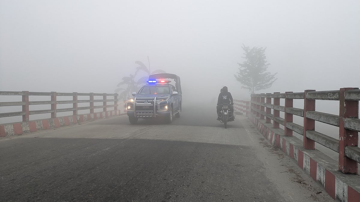 কুড়িগ্রামে শীতের তীব্রতার সঙ্গে বাড়ছে কুয়াশাও। আজ বৃহস্পতিবার সকালে ফুলবাড়ী উপজেলার দ্বিতীয় ধরলা ব্রিজ এলাকায়
