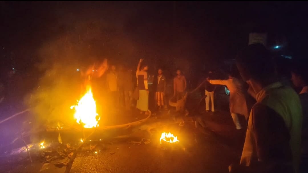 চট্টগ্রাম–কক্সবাজার মহাসড়কের ঠাকুরদীঘি এলাকায় আগুন জ্বালিয়ে সড়ক অবরোধ করেন বিএনপির নেতা–কর্মীদের একাংশ। আজ সন্ধ্যায়