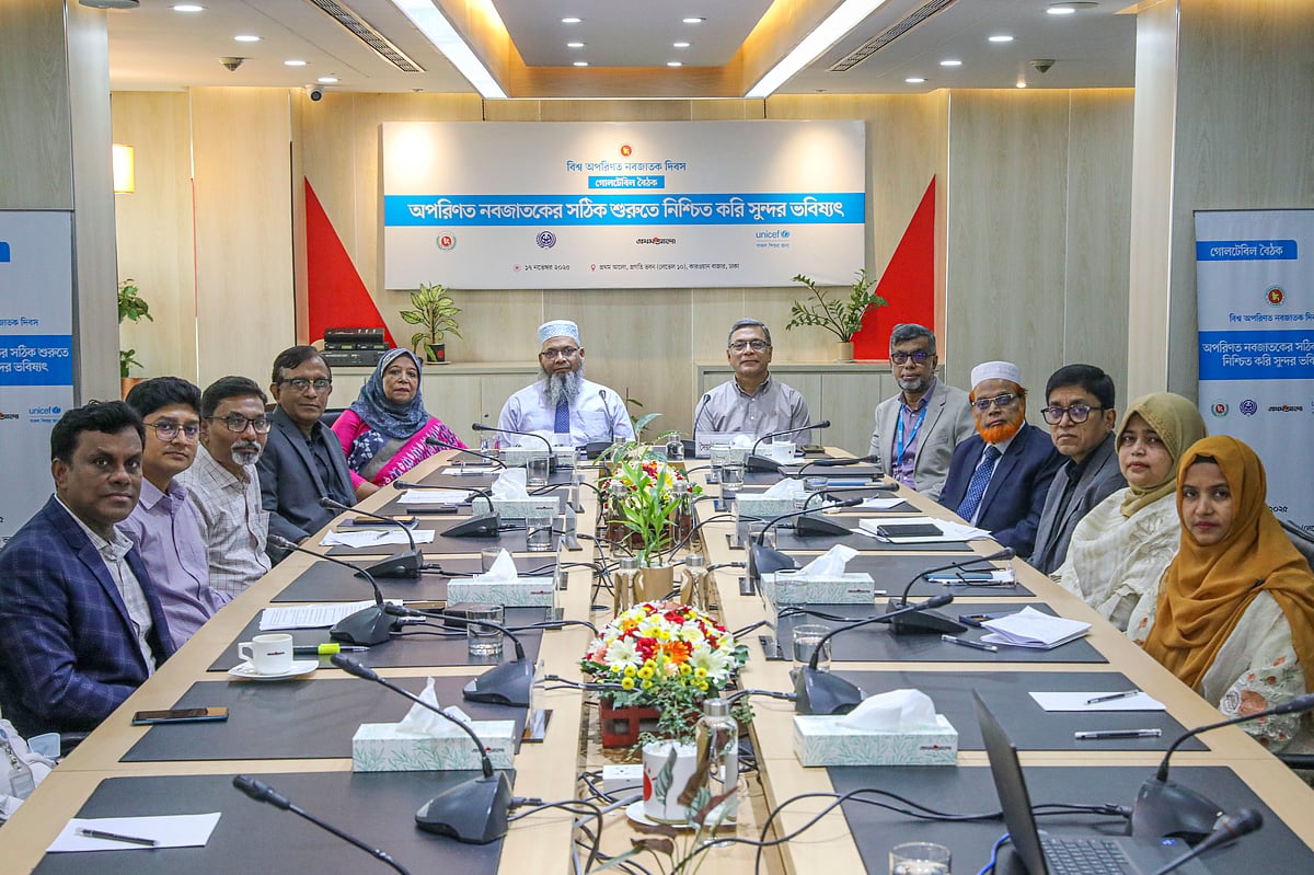 ‘অপরিণত নবজাতকের সঠিক শুরুতে নিশ্চিত করি সুন্দর ভবিষ্যৎ’ শীর্ষক গোলটেবিল বৈঠকে অংশগ্রহণকারীরা ১৭ নভেম্বর ২০২৫, ঢাকার প্রথম আলো কার্যালয়ে