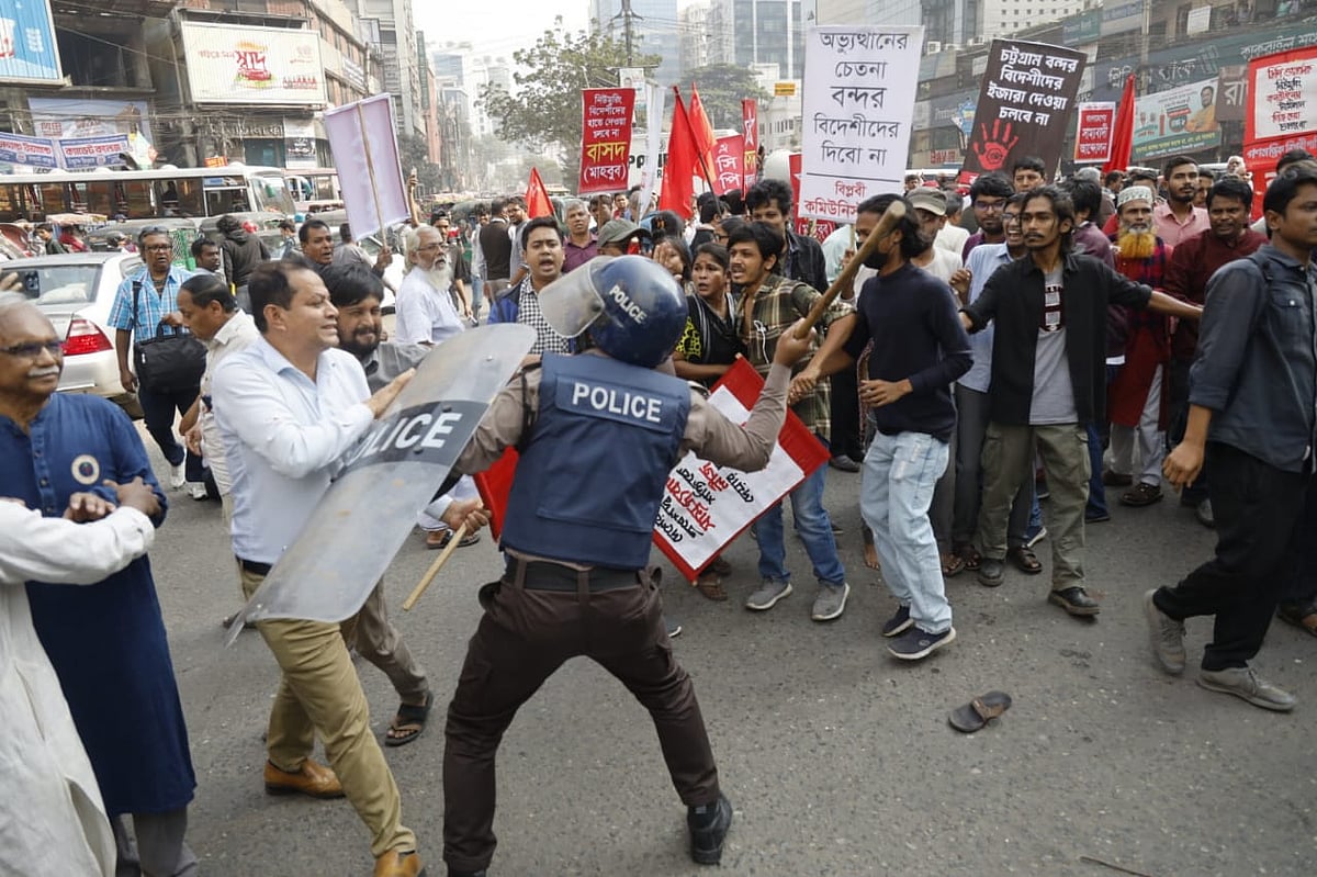 বিক্ষোভকারীদের লাঠিপেটা করে পুলিশ