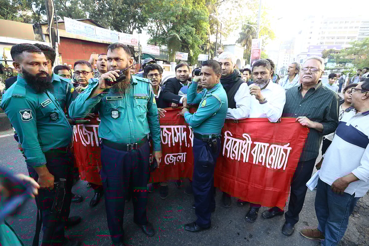 ঢাকায় মিছিলে পুলিশের লাঠিপেটার প্রতিবাদে সিলেটে বাম গণতান্ত্রিক জোট ও ফ্যাসিবাদবিরোধী বাম মোর্চা সিলেট জেলার ব্যানারে বিক্ষোভ মিছিল বের করলে পুলিশ বাধা দেয়। আজ বৃহস্পতিবার বিকেলে সিলেট কেন্দ্রীয় শহীদ মিনারের সামনে