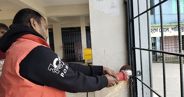 পটুয়াখালীতে মংগলসুখ সরকারি মডেল প্রাথমিক বিদ্যালয়ে তালা ভেঙে পরীক্ষা নেওয়া হয়েছে। আজ বৃহস্পতিবার