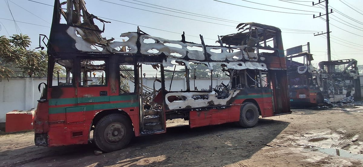 নোয়াখালীতে দুটি দ্বিতল বাসে অগ্নিকাণ্ডের ঘটনা ঘটেছে। বাস দুই নোয়াখালীর বিজ্ঞান ও প্রযুক্তি বিশ্ববিদ্যালয়ের শিক্ষার্থীদের আনা নেওয়ার জন্য ব্যবহার হতো। আজ সকালে জেলার সোনাপুর এলাকায়