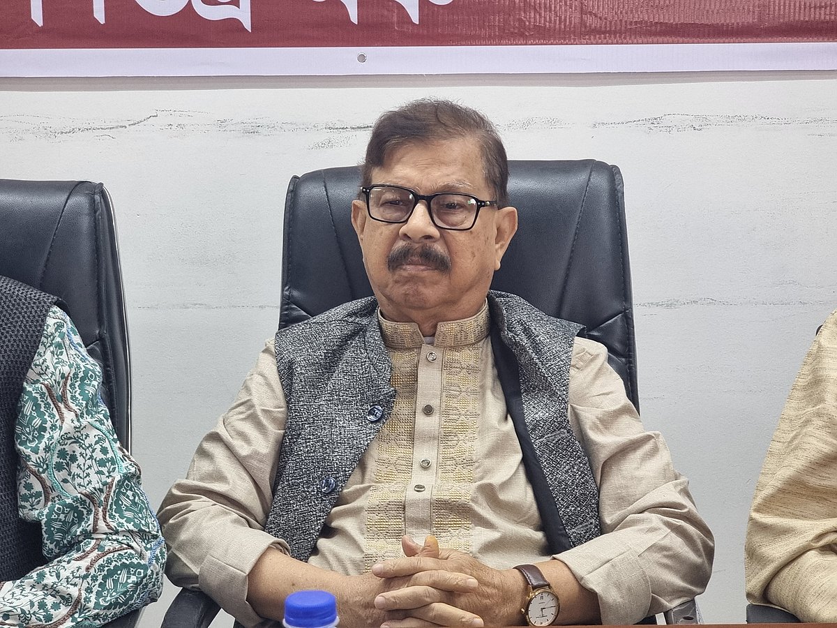 জাতীয় প্রেসক্লাবের আবদুস সালাম হলে এক আলোচনা সভায় বক্তব্য দেন নাগরিক ঐক্যের সভাপতি মাহমুদুর রহমান মান্না। ৪ ডিসেম্বর