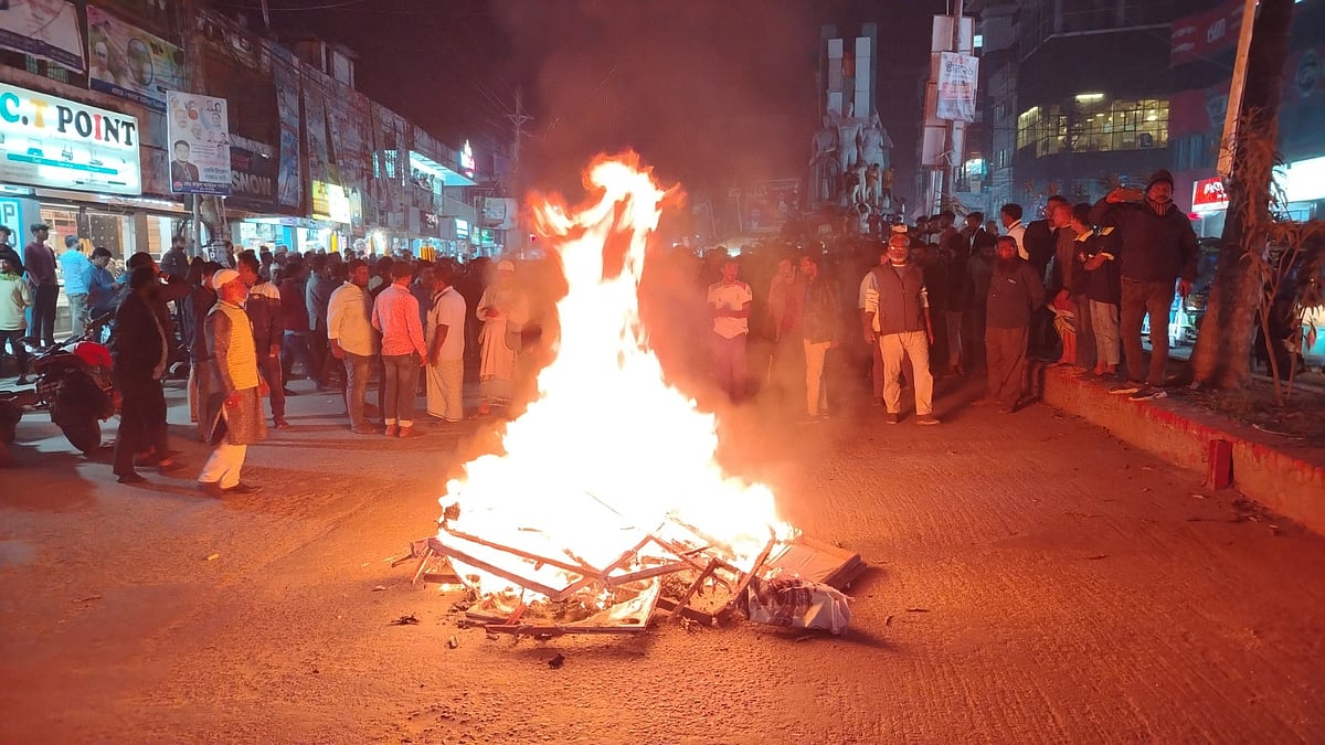 মুন্সিগঞ্জ-৩ আসনে বিএনপির প্রার্থী পরিবর্তনের দাবিতে আগুন জ্বালিয়ে সড়ক অবরোধ করেছেন আন্দোলনকারীরা। আজ বৃহস্পতিবার সন্ধ্যায় মুন্সিগঞ্জ শহরের সুপারমার্কেট এলাকায়