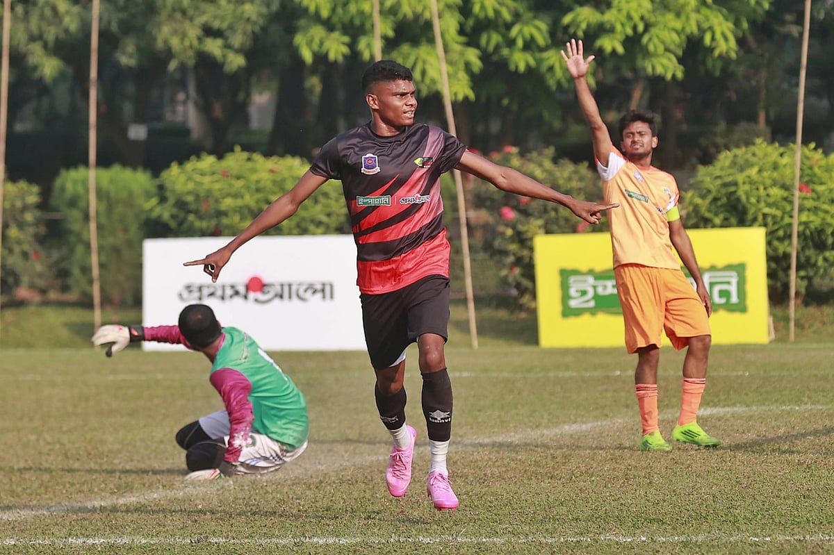 রাফায়েল টুডুর হ্যাটট্রিকে নর্থ সাউথ বিশ্ববিদ্যালয়কে ৬-১ গোলে উড়িয়ে কোয়ার্টার ফাইনালে উঠেছে গণ বিশ্ববিদ্যালয়