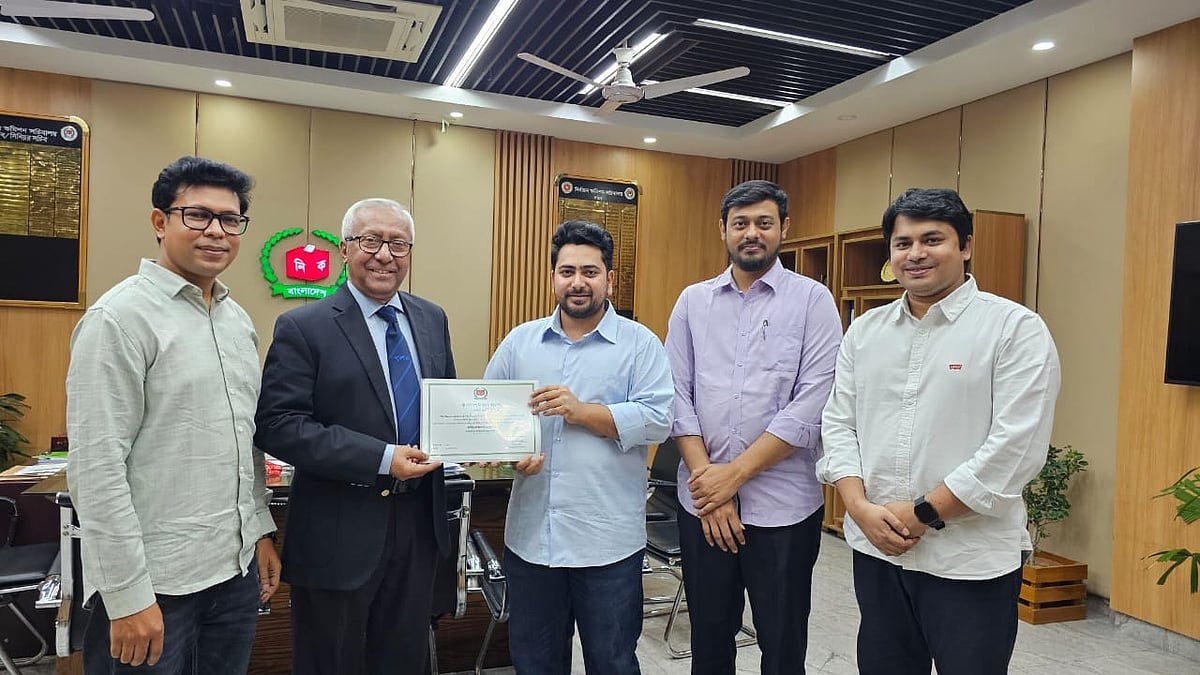 নির্বাচন কমিশন সচিবালয়ের জ্যেষ্ঠ সচিব আখতার আহমেদের কাছ থেকে নিবন্ধন সনদ নেন এনসিপি নেতারা