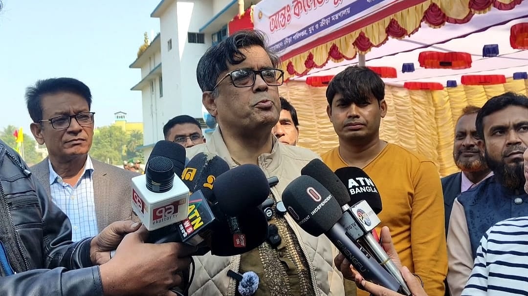 মাগুরায় ক্রীড়া প্রতিযোগিতার উদ্বোধন শেষে সাংবাদিকদের মুখোমুখি হন প্রধান উপদেষ্টার প্রেস সচিব শফিকুল আলম। আজ শুক্রবার সকালে মাগুরা সরকারি উচ্চবিদ্যালয় মাঠে