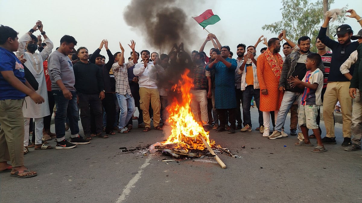 সেতুর ওপর আগুন জ্বালিয়ে অবরোধ কর্মসূচি পালন করেন আন্দোলনকারীরা। আজ শুক্রবার বিকেলে মুন্সিগঞ্জ সদরের মুক্তারপুর সেতু এলাকায়