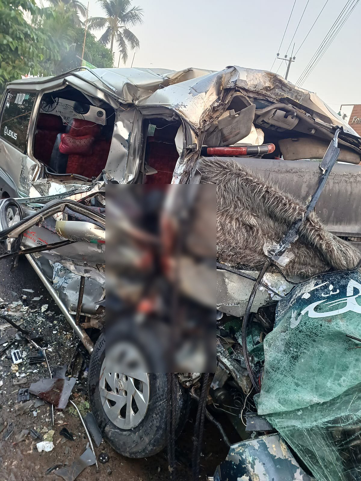 দুর্ঘটনায় দুমড়েমুচড়ে যায় মাইক্রোবাসটি। আজ সকালের চট্টগ্রামের হাটহাজারীতে