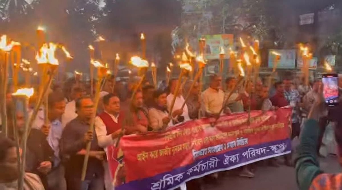 শুক্রবার বিকেলে প্রেসক্লাবের সামনে বিক্ষোভ সমাবেশ শেষে মশালমিছিল করে শ্রমিক কর্মচারী ঐক্য পরিষদ (স্কপ)