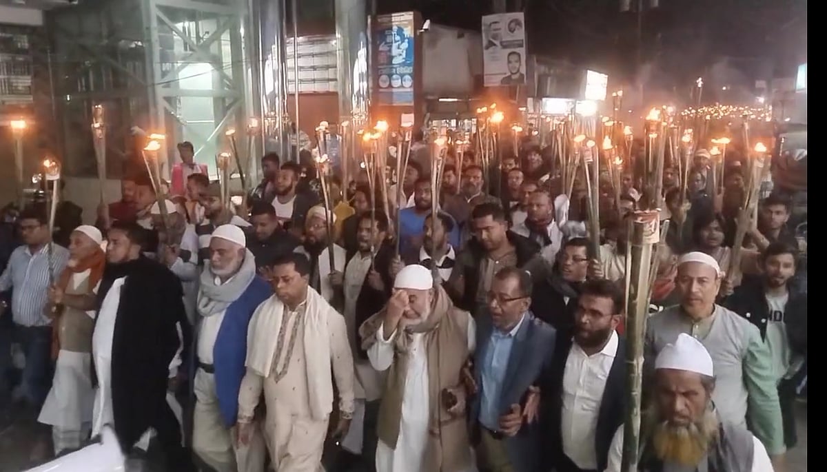 মাদারীপুর-১ আসনে কামাল জামান মোল্লার সমর্থকদের মশাল মিছিল। শুক্রবার সন্ধ্যায় শিবচর উপজেলার হাতির বাগান এলাকায়