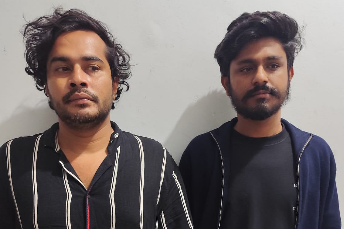 আটক শাকিল সিকদার (বাঁয়ে) ও মো. আরিয়ান আহমেদ (ডানে)। আজ শুক্রবার সন্ধ্যায় কসবা থানায়