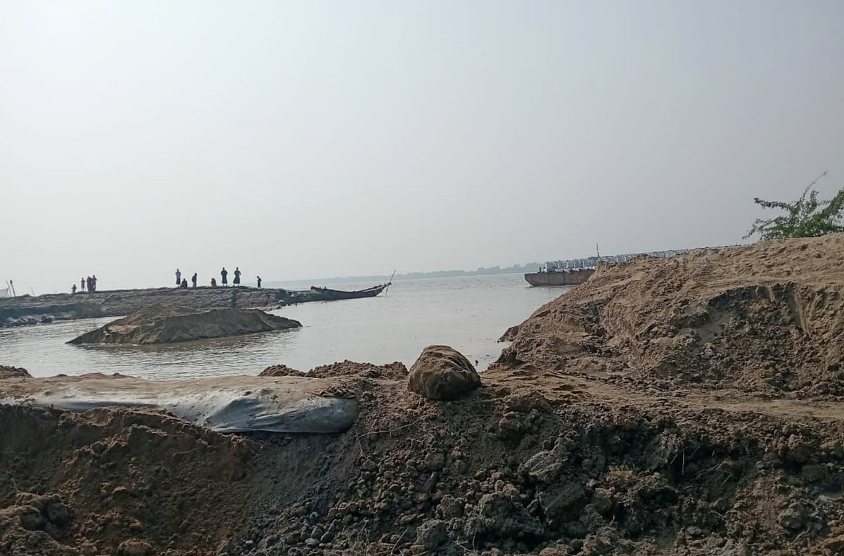 খুলনার কয়রা উপজেলার মাটিয়াভাঙ্গা এলাকায় ভেঙে যাওয়া বেড়িবাঁধের অংশ। গত রাতের ভাঙনে নদীতে ধসে পড়ে বাঁধের প্রায় ২০০ মিটার অংশ। আজ শুক্রবার সকালে তোলা