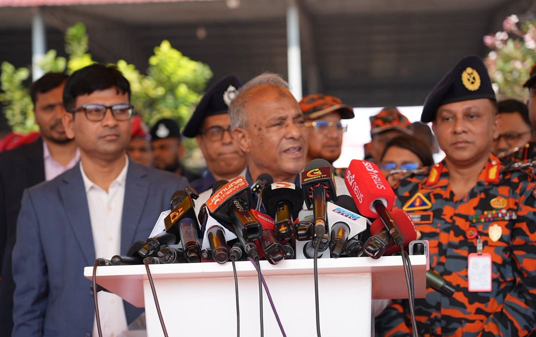 রাজধানীর পূর্বাচলে ফায়ার সার্ভিসের ট্রেনিং গ্রাউন্ডে আয়োজিত আন্তর্জাতিক স্বেচ্ছাসেবক দিবসের অনুষ্ঠানে বক্তব্য দিচ্ছেন স্বরাষ্ট্র উপদেষ্টা লেফটেন্যান্ট জেনারেল (অব.) জাহাঙ্গীর আলম চৌধুরী