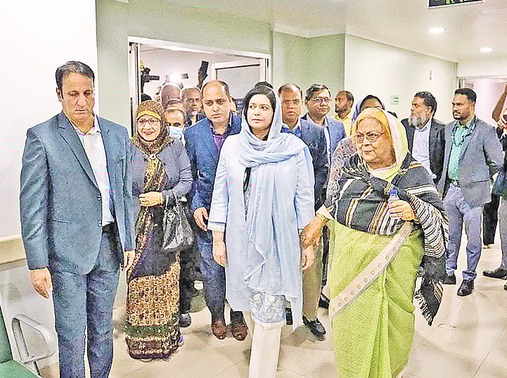 খালেদা জিয়াকে দেখতে রাজধানীর এভারকেয়ার হাসপাতালে জুবাইদা রহমান। ৬ ডিসেম্বর সকালে