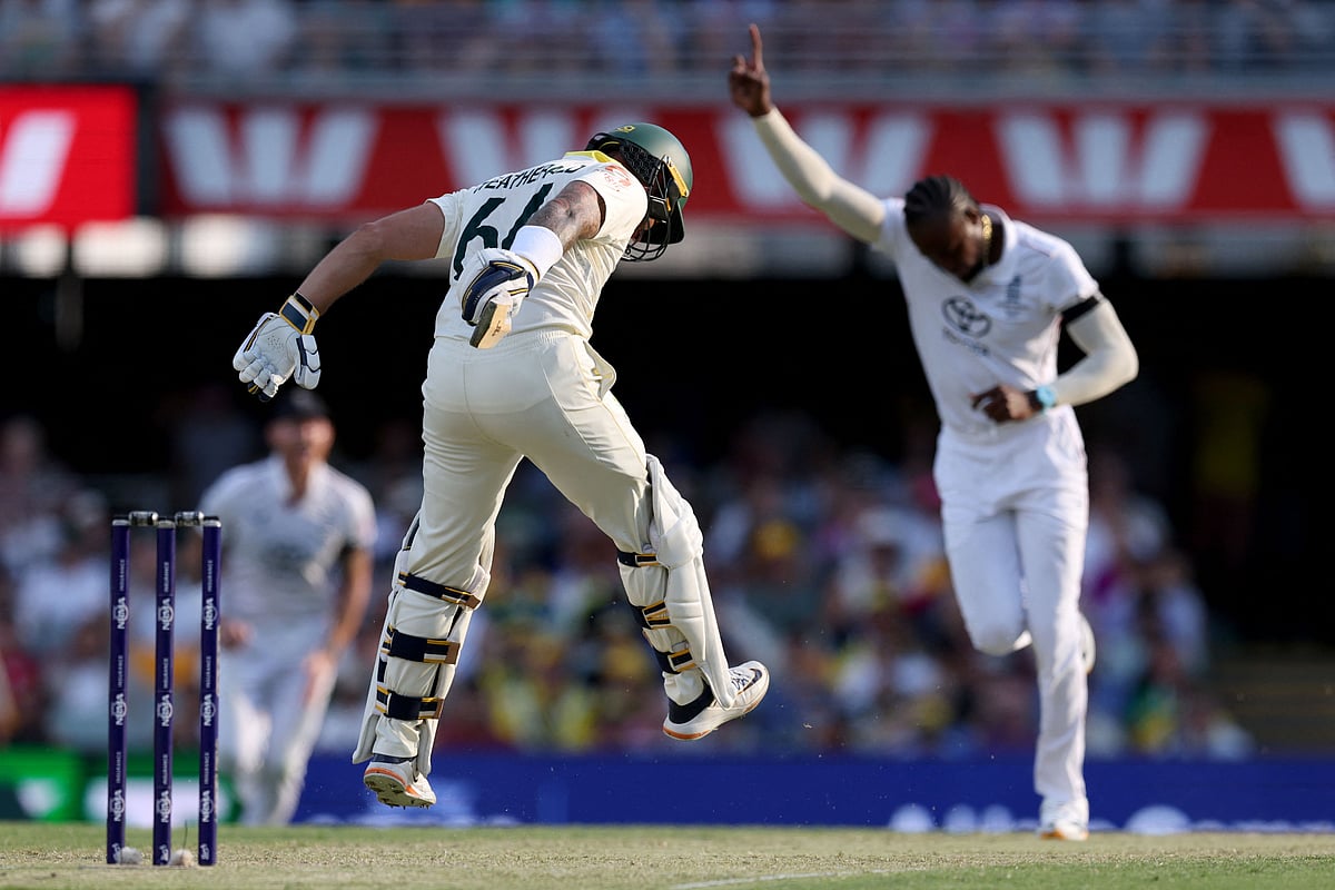 ওয়েদারাল্ডকে আউট করে আর্চারের উদ্‌যাপন